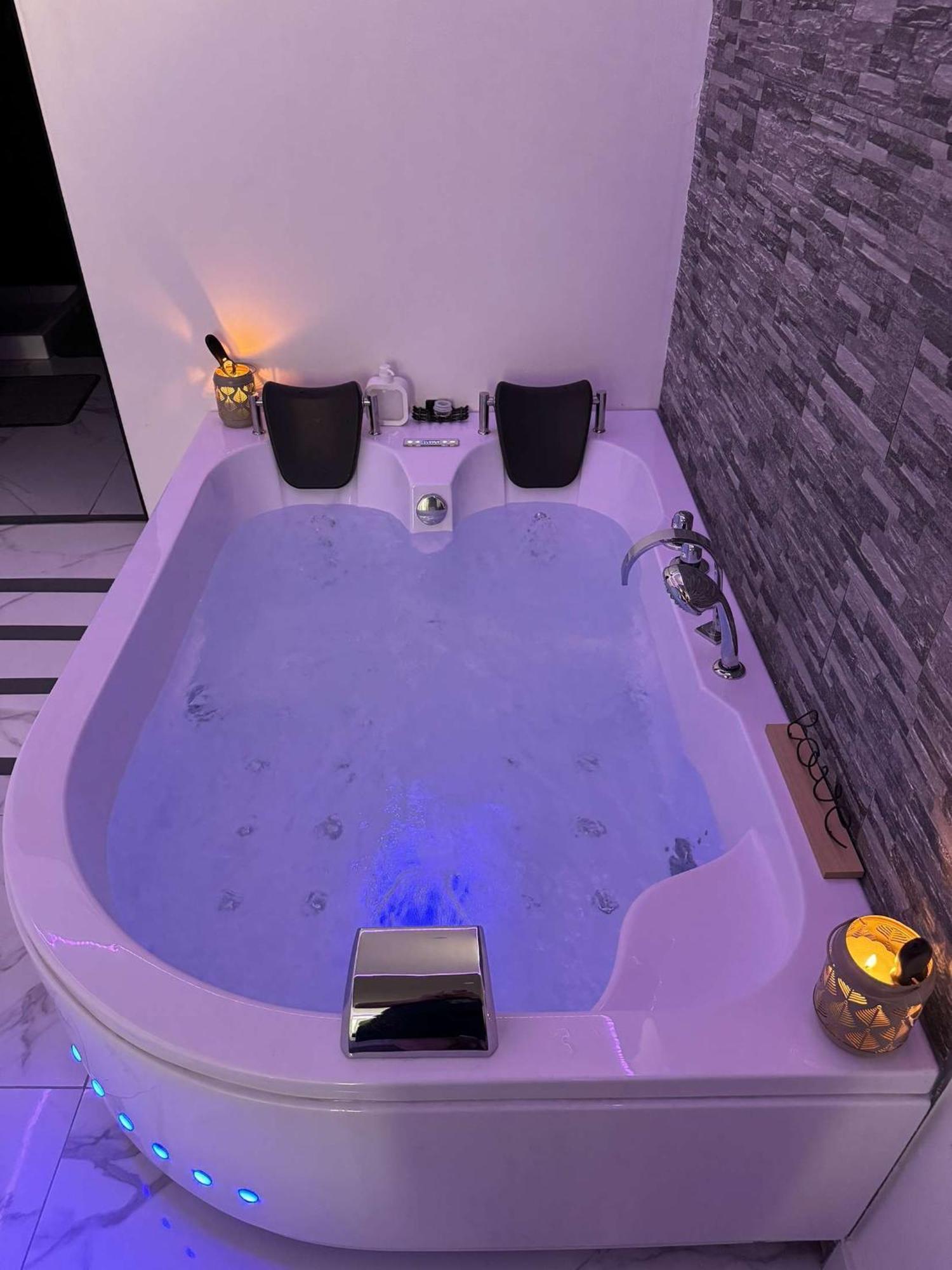 Suite Gold By L Amaryllis I Jacuzzi & Sauna Prive I Centre Beziers Arrivee Autonome Buitenkant foto