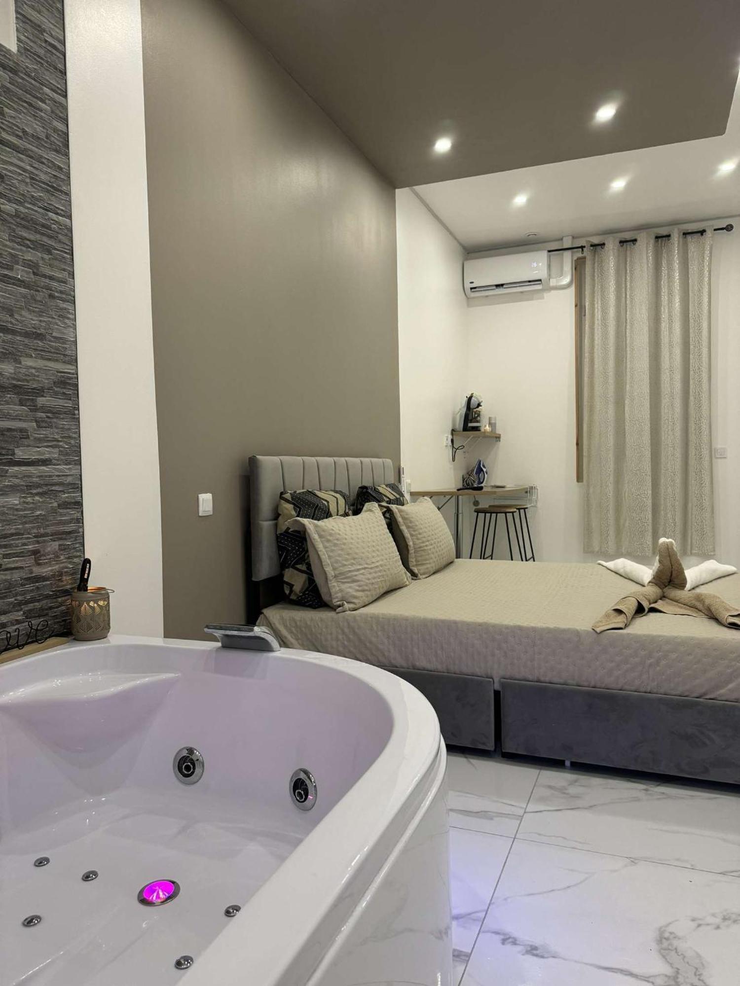 Suite Gold By L Amaryllis I Jacuzzi & Sauna Prive I Centre Beziers Arrivee Autonome Buitenkant foto