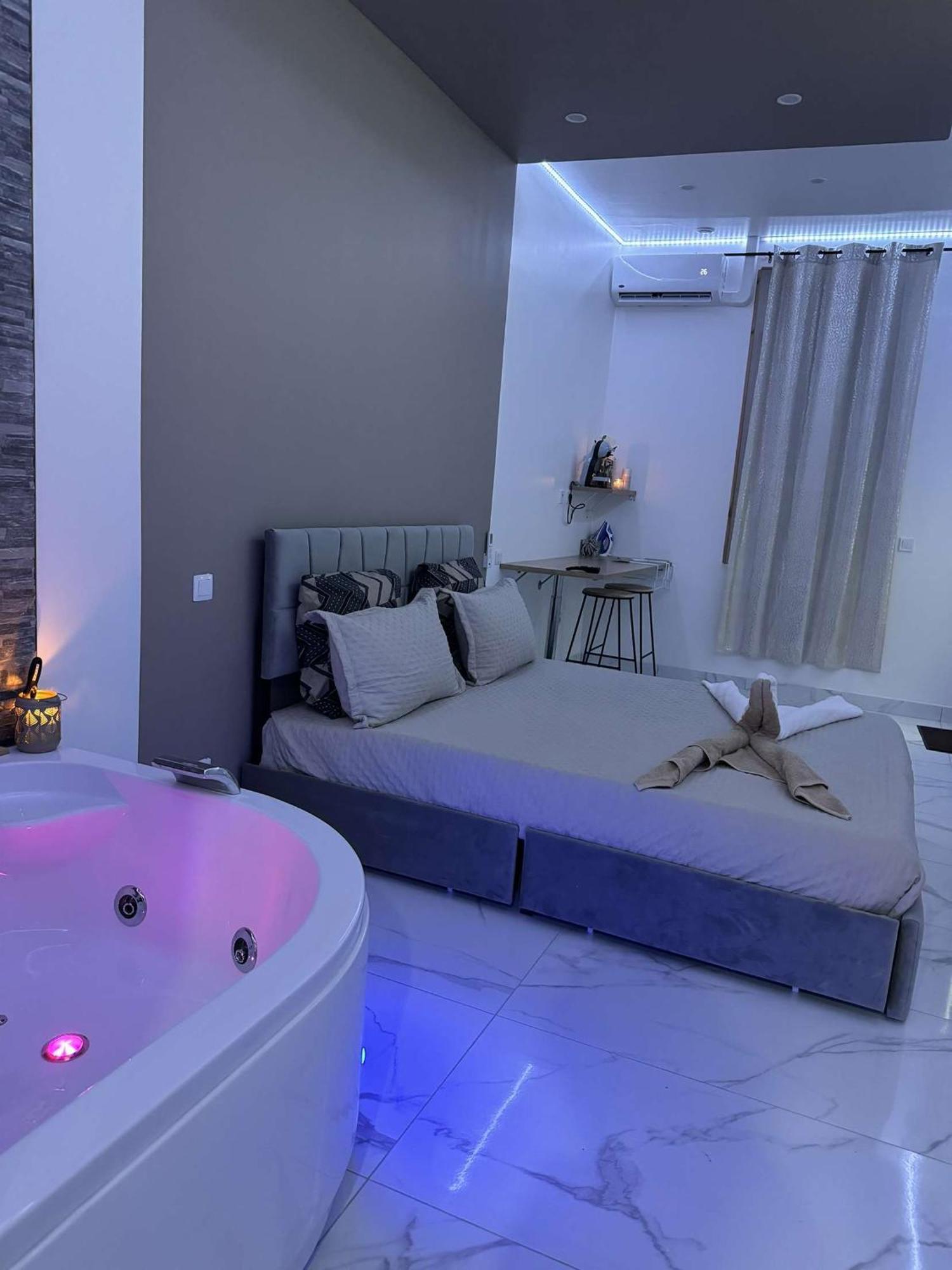 Suite Gold By L Amaryllis I Jacuzzi & Sauna Prive I Centre Beziers Arrivee Autonome Buitenkant foto