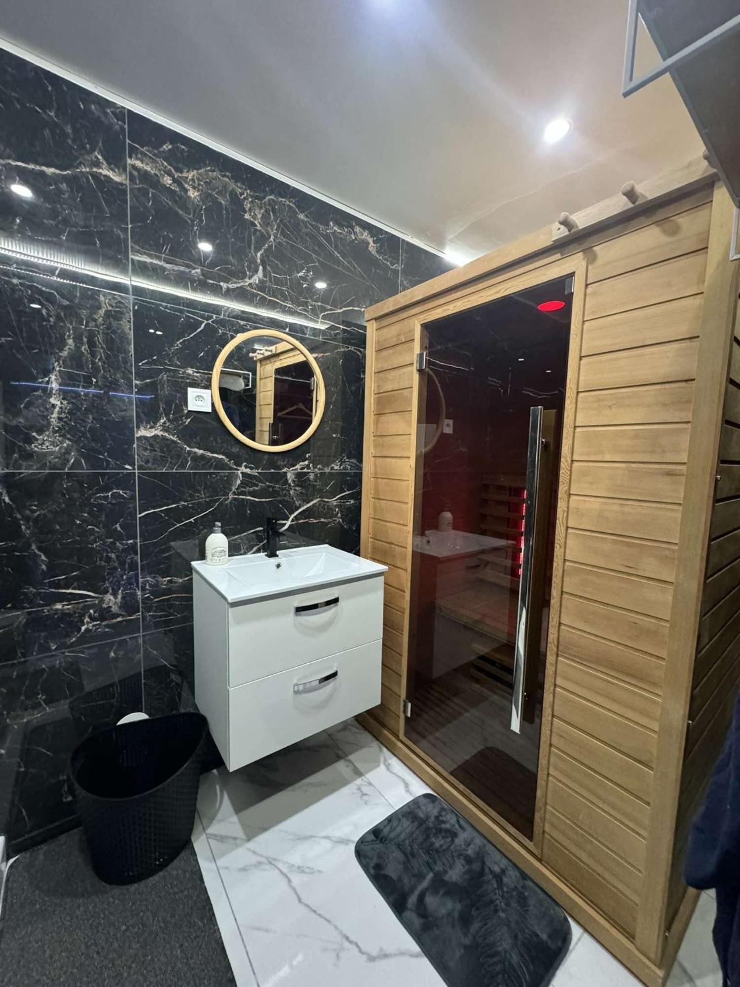 Suite Gold By L Amaryllis I Jacuzzi & Sauna Prive I Centre Beziers Arrivee Autonome Buitenkant foto