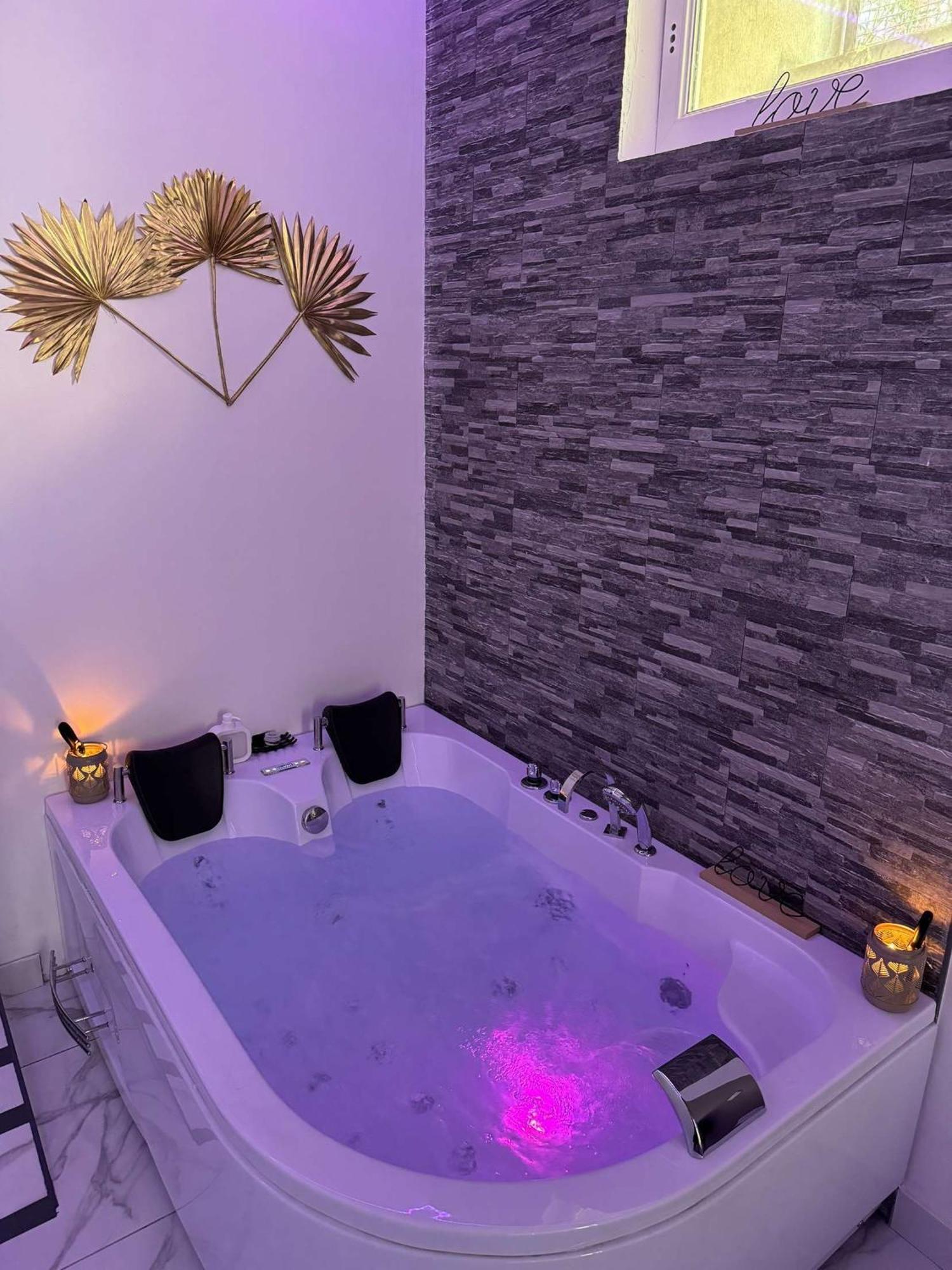 Suite Gold By L Amaryllis I Jacuzzi & Sauna Prive I Centre Beziers Arrivee Autonome Buitenkant foto