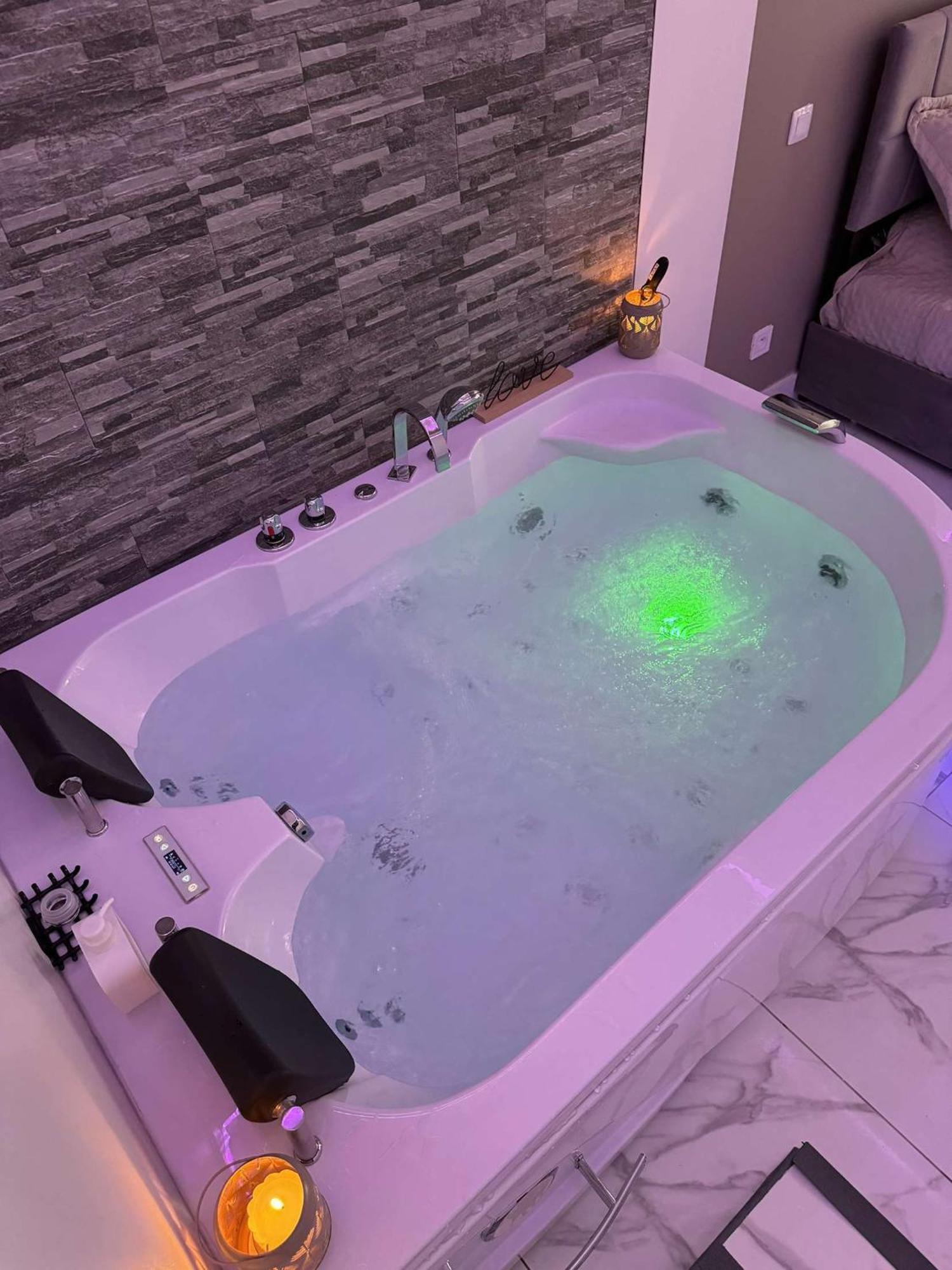 Suite Gold By L Amaryllis I Jacuzzi & Sauna Prive I Centre Beziers Arrivee Autonome Buitenkant foto