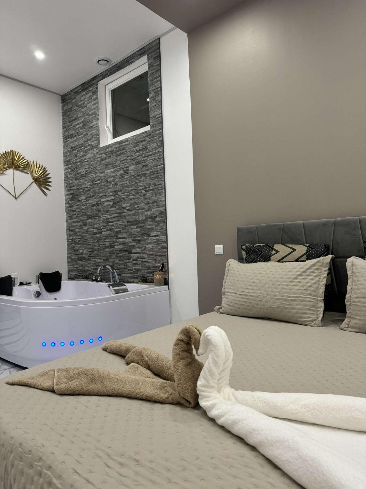 Suite Gold By L Amaryllis I Jacuzzi & Sauna Prive I Centre Beziers Arrivee Autonome Buitenkant foto