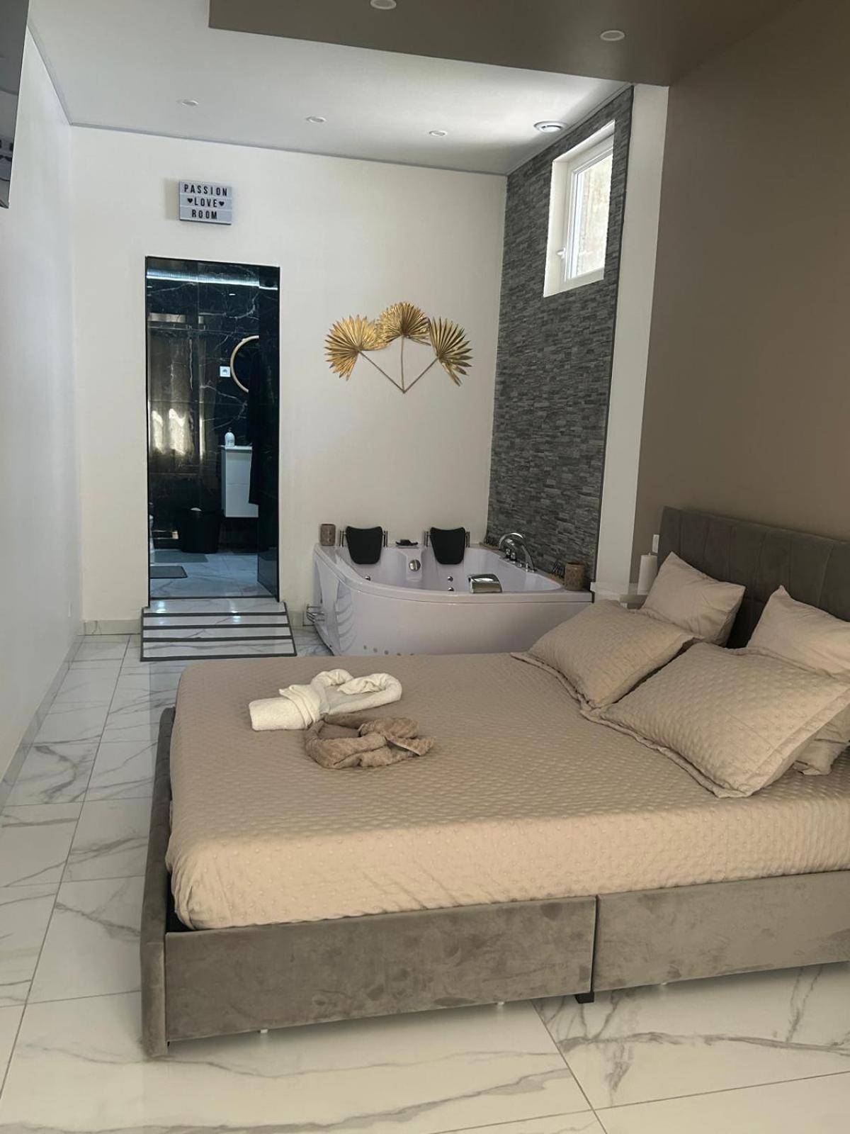 Suite Gold By L Amaryllis I Jacuzzi & Sauna Prive I Centre Beziers Arrivee Autonome Buitenkant foto