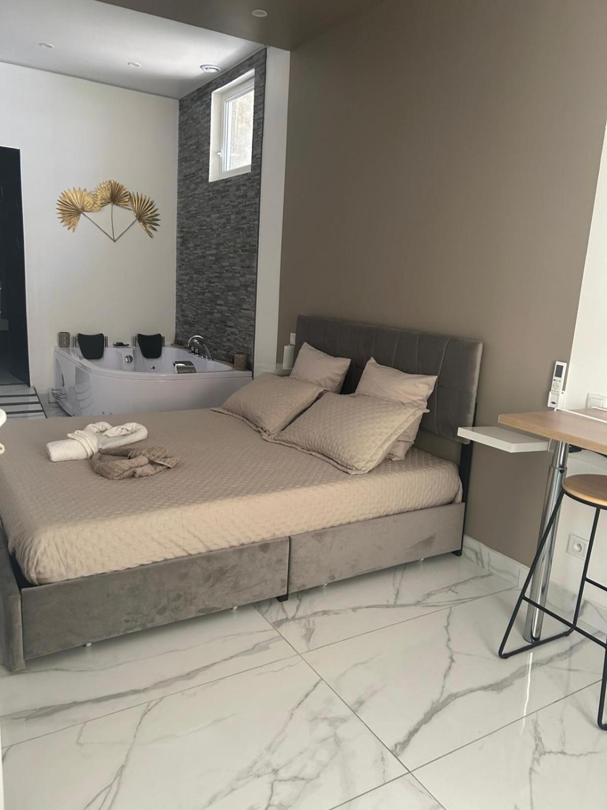 Suite Gold By L Amaryllis I Jacuzzi & Sauna Prive I Centre Beziers Arrivee Autonome Buitenkant foto